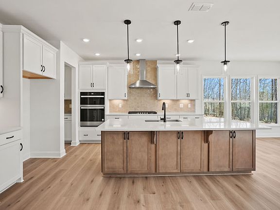 Large Spacious Kitchen with an Island