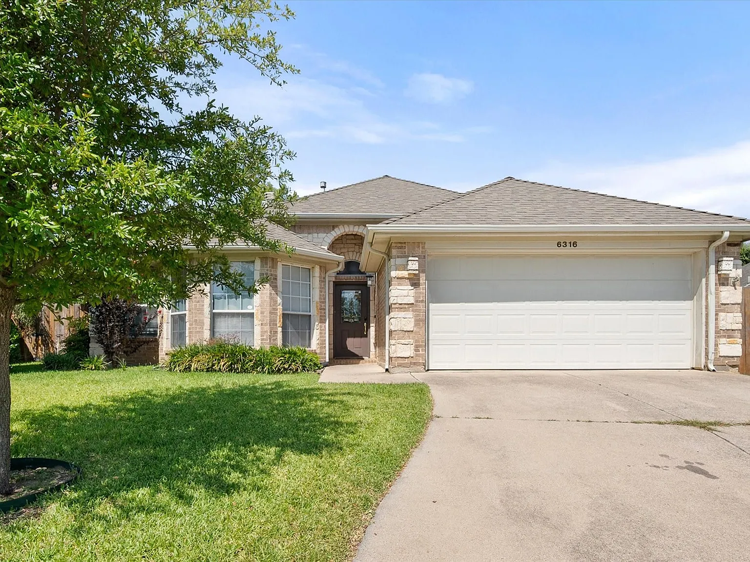 3 bed, 2.0 bath, 2034 sqft, $2,400 — Photo 1