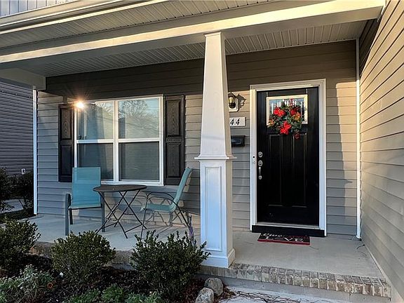 Decorative pillars. Maintenance free exterior.