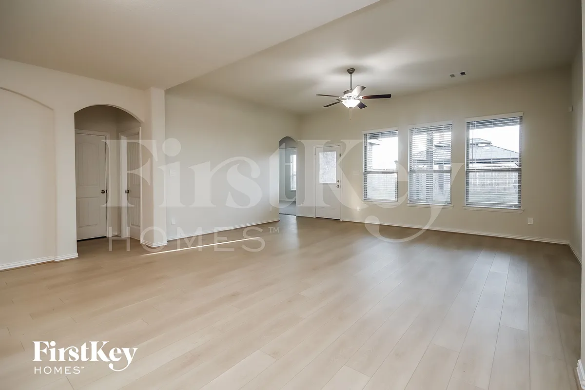 Building Photo - 2826 Torrey Pines Dr #DO