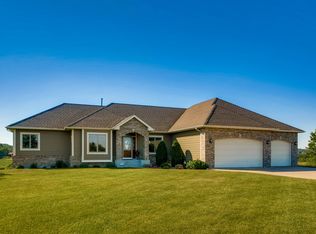 437 Sunset Dr, Hudson, WI 54016