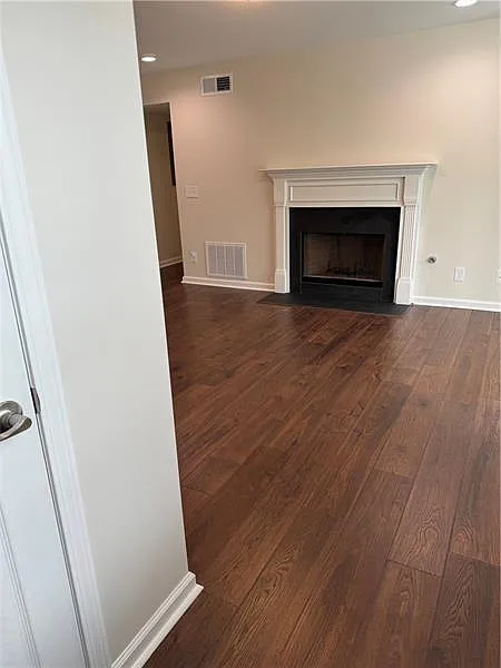 2 bed, 2.0 bath, 1102 sqft, $1,900 — Photo 2