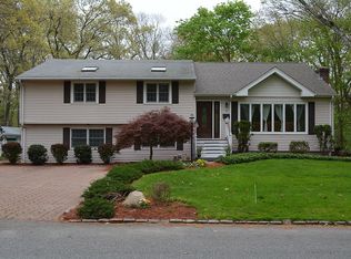 10 Lansdowne Rd, Warwick, RI 02888