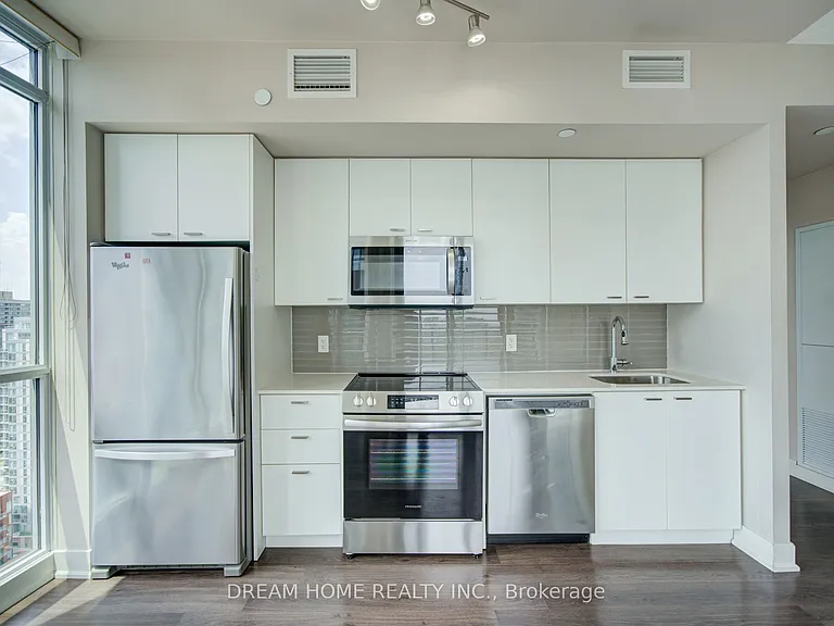 30 Roehampton Ave #2902 — Photo 14