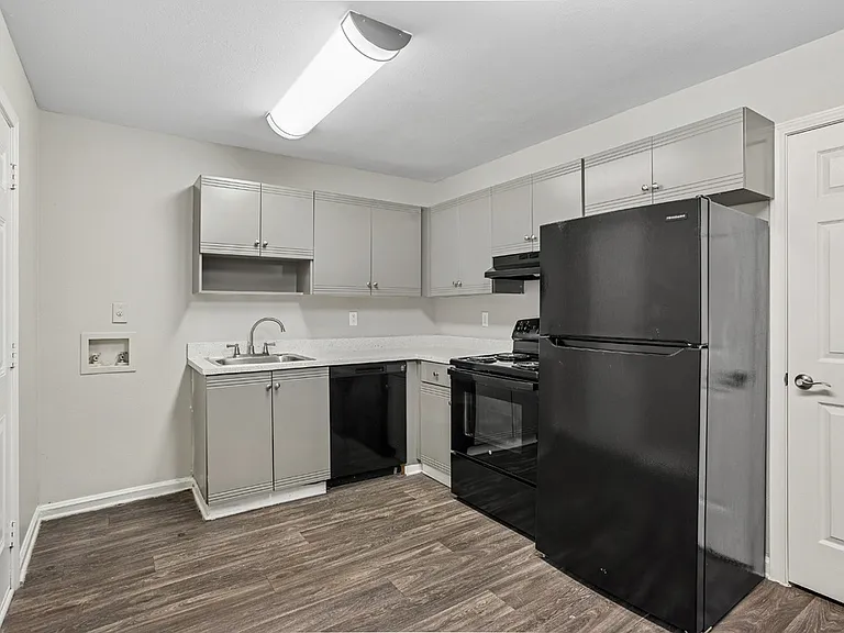 Brentwood Apartments — Photo 42