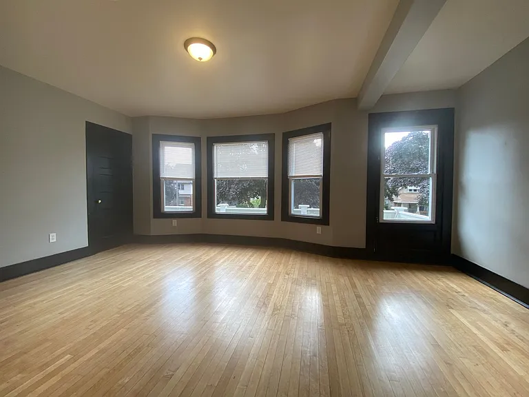 3019 N Maryland Ave — Photo 2