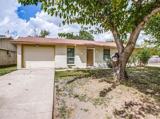 1022 La Fiesta Dr, Grand Prairie, TX 75052