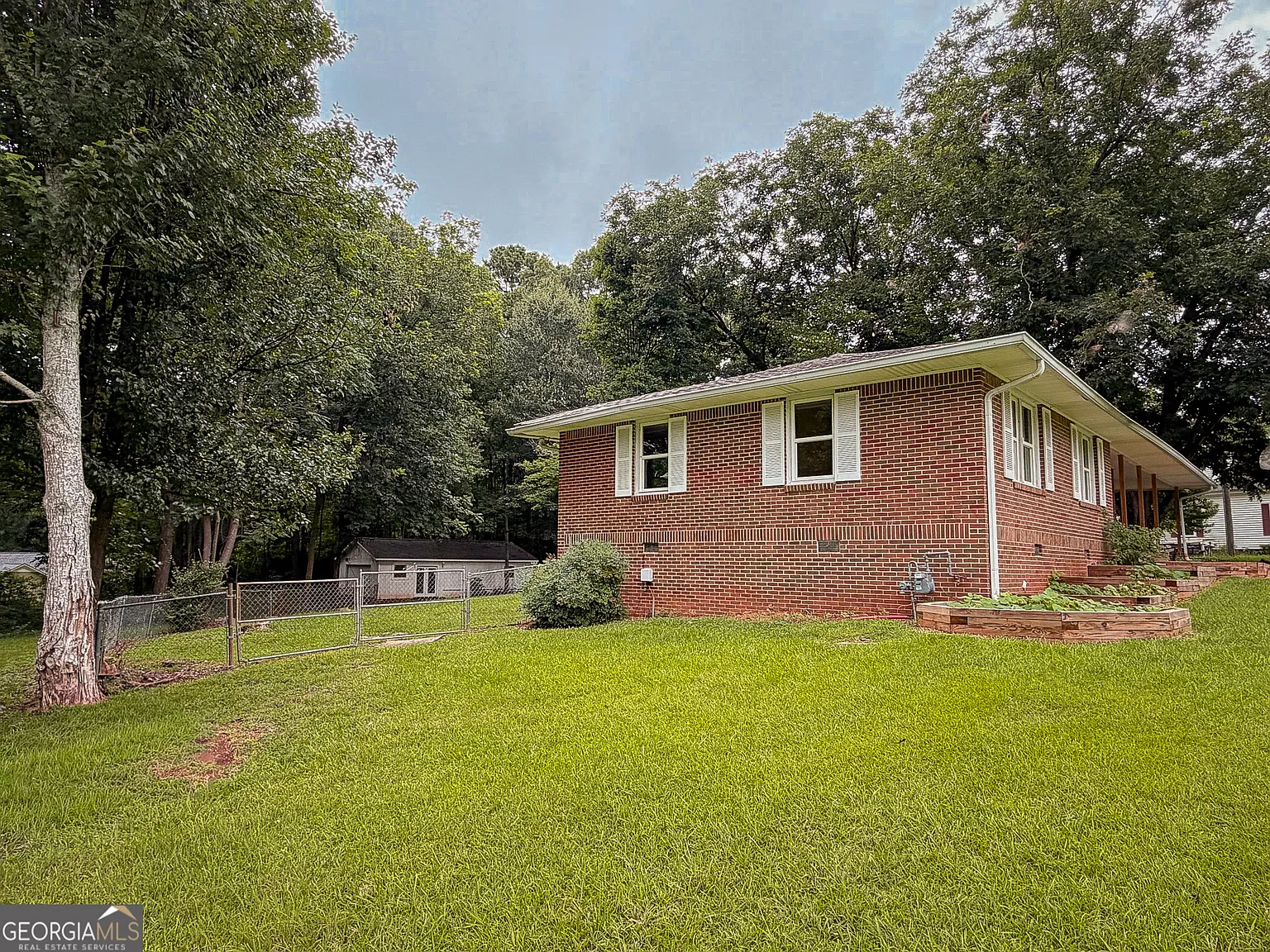 3 bed, 1.0 bath, 1308 sqft, $2,100 — Photo 3