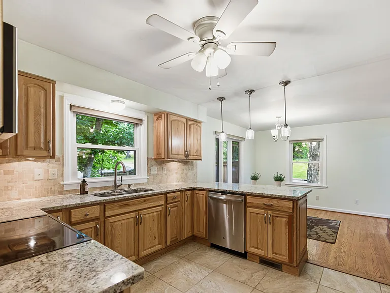 1204 Forest Ct — Photo 2