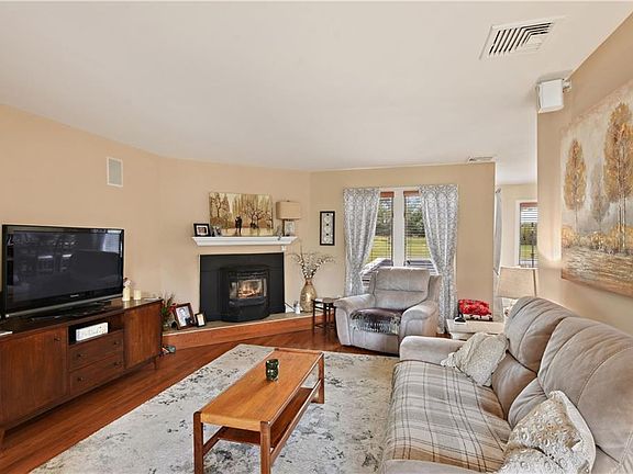 4th image of 152 Fairways Cres