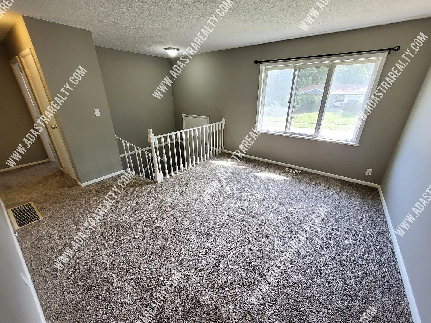 Spacious Home in Hickman Mills School District-Available NOW!! — Photo 2