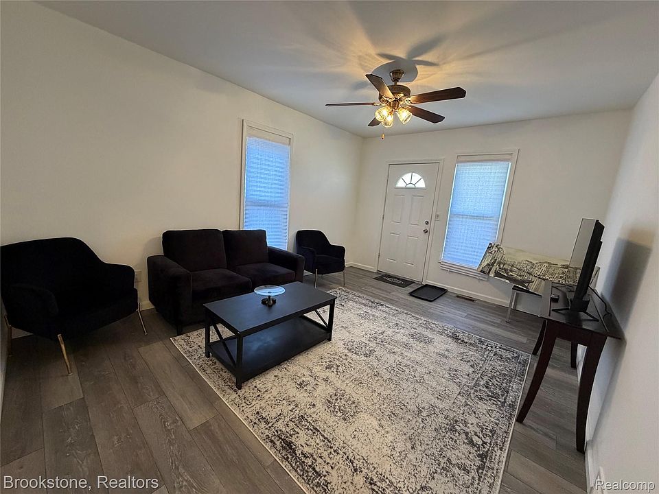 398 N Saginaw St, photo 19