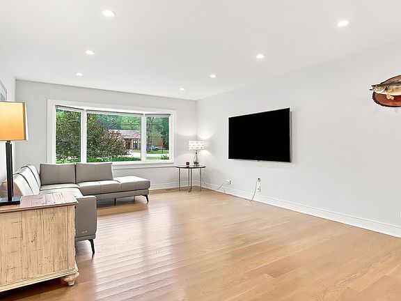 5th image of 9S580 Clarendon Hills Rd