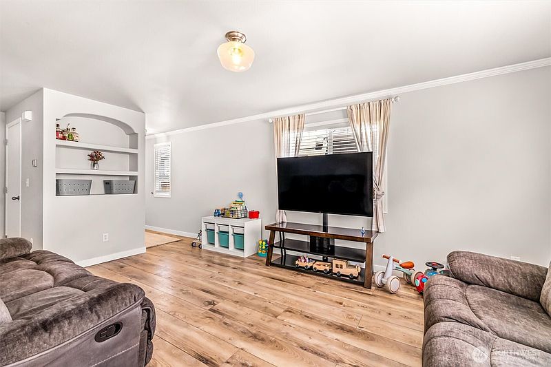 5th image of 15005 44th Drive NE #184