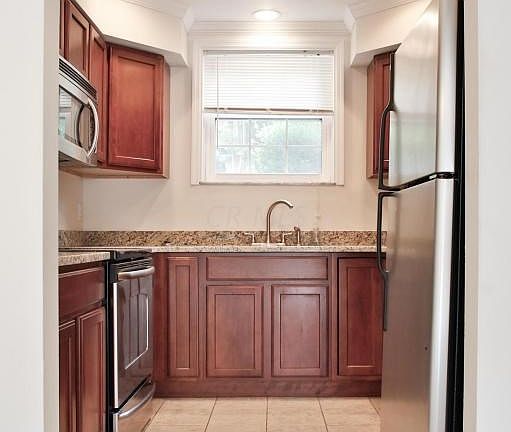 5th image of 1347 Bluff Ave #5