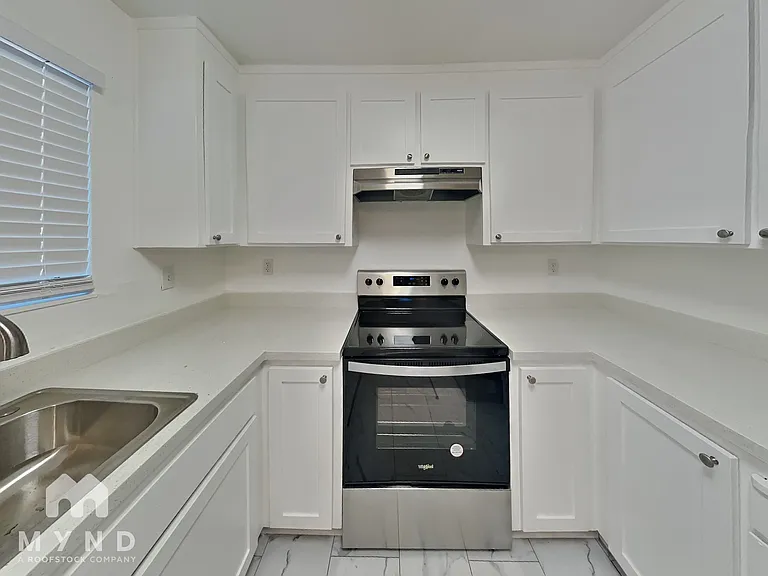 2421 Cypress St — Photo 7