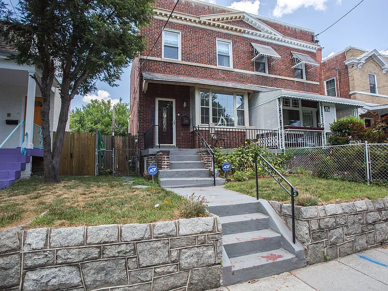 821 Tewkesbury Pl NW — Photo 5