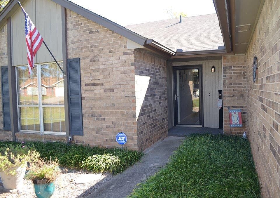 1st image of 1600 NE 8th St