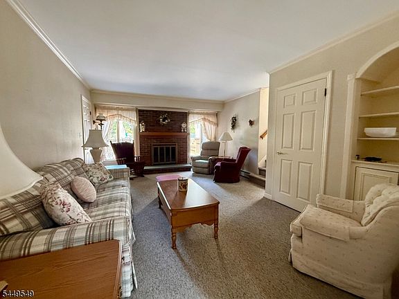 4th image of 8 Byron Ct