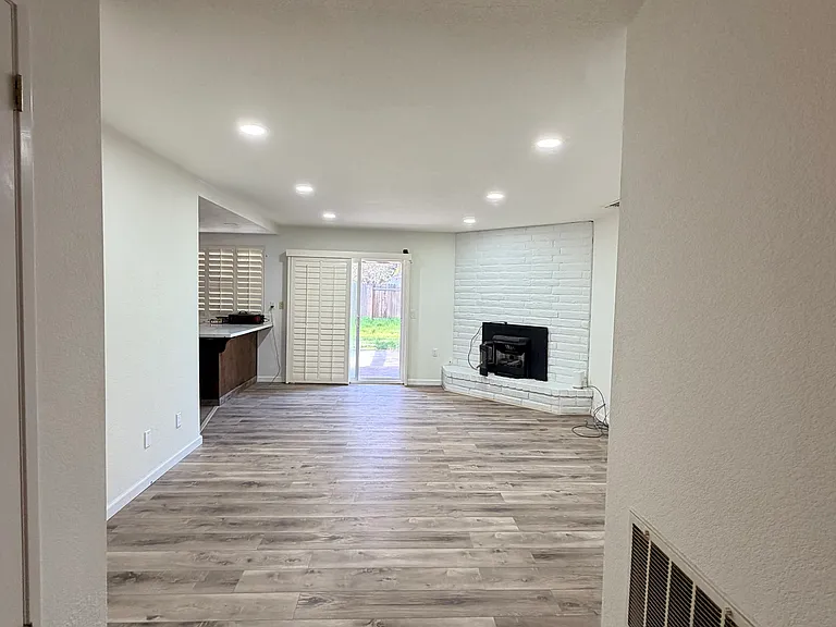 1302 Mossbrook Ct — Photo 9
