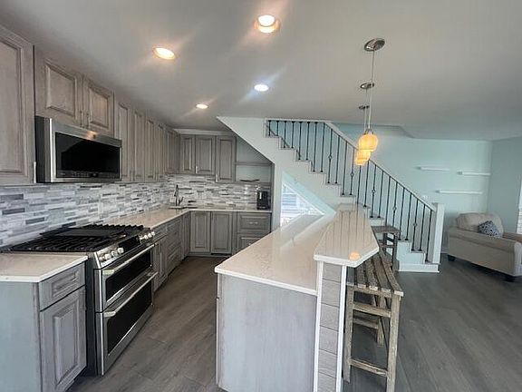 5th image of 18 Harbor Isle Dr