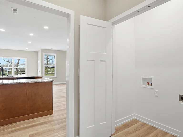 1048 Stonehaven Dr — Photo 13