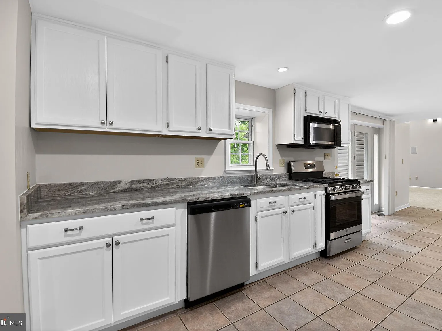 3 bed, 2.5 bath, 2900 sqft, $3,500 — Photo 4