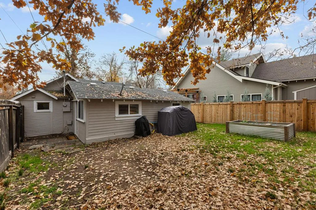 1672 W Dora St — Photo 1
