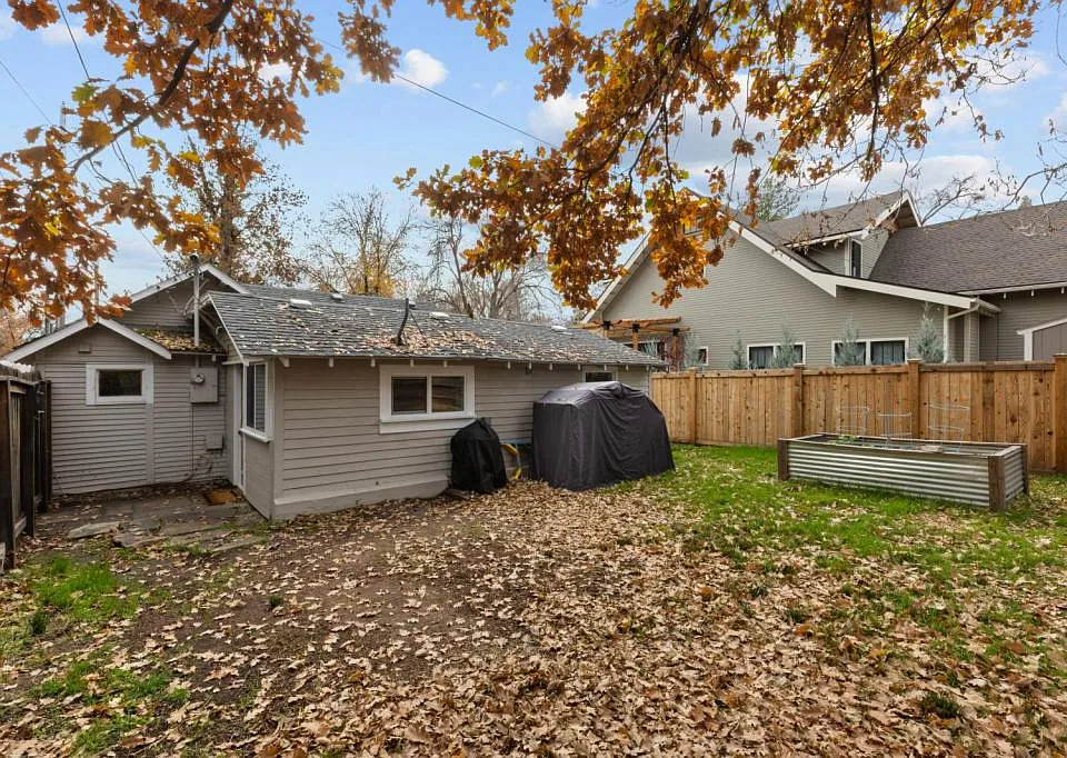 1672 W Dora St