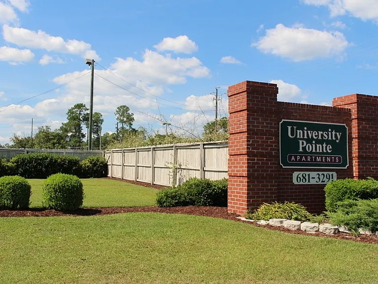 University Pointe Apartments — Photo 32