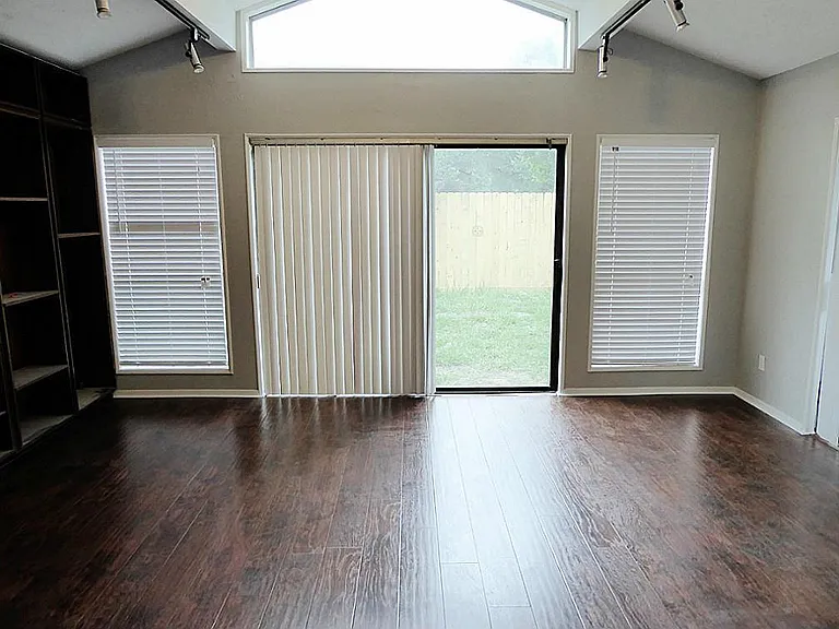 4406 Kinloch Dr — Photo 12
