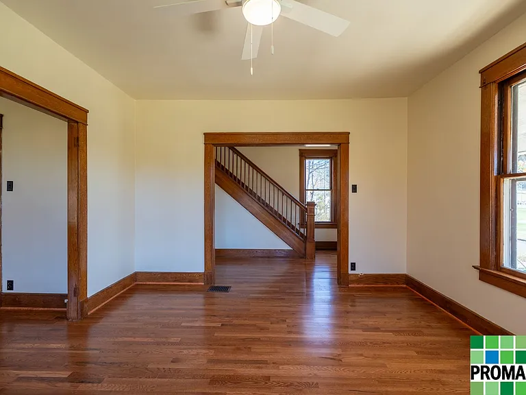 21 Moore Ave — Photo 5