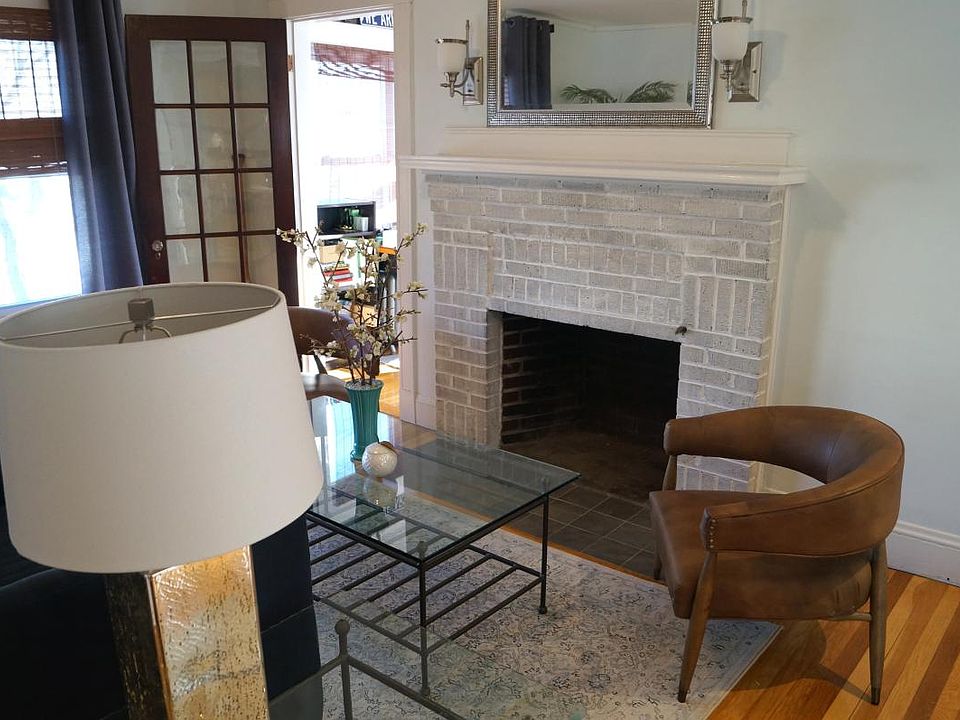 Living Room w Fireplace