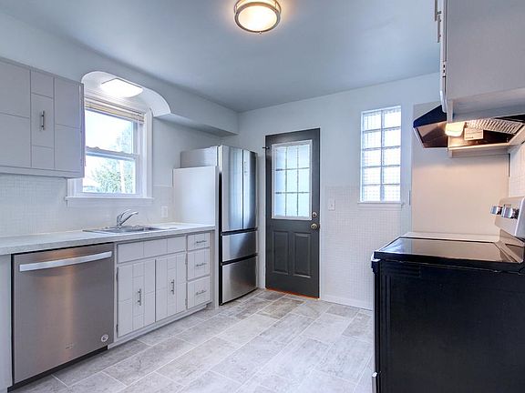 Countertops, sink and faucet have been updated since photo taken (to granite)