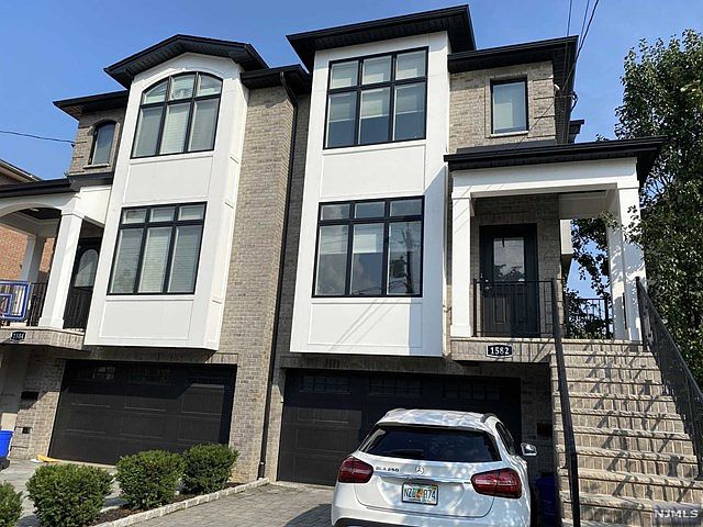 1st image of 1582 John St #1582