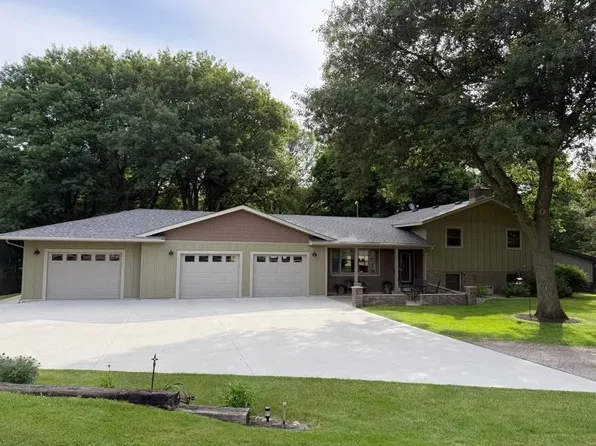 46176 Red Oak Dr, Nicollet, MN 56074