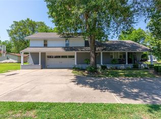 914 N 4th St, Paris, AR 72855