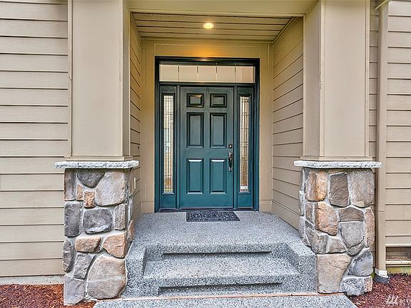 This Murray Franklyn home was built in 2007. Come right in!