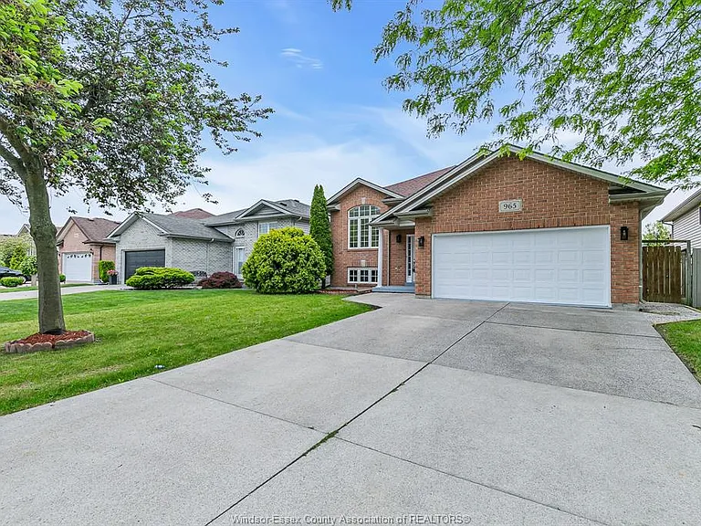 965 Banwell Rd — Photo 3