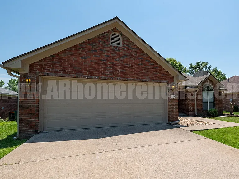 2765 Archer Ln — Photo 3