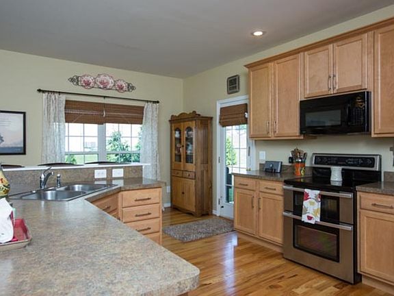 3rd image of 4070 Sabrina Ct