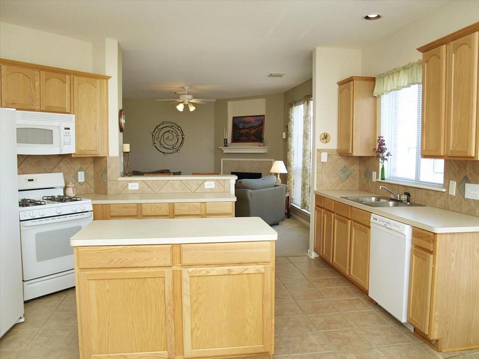 Spacious kitchen with breakfast bar, center island, and breakfast area