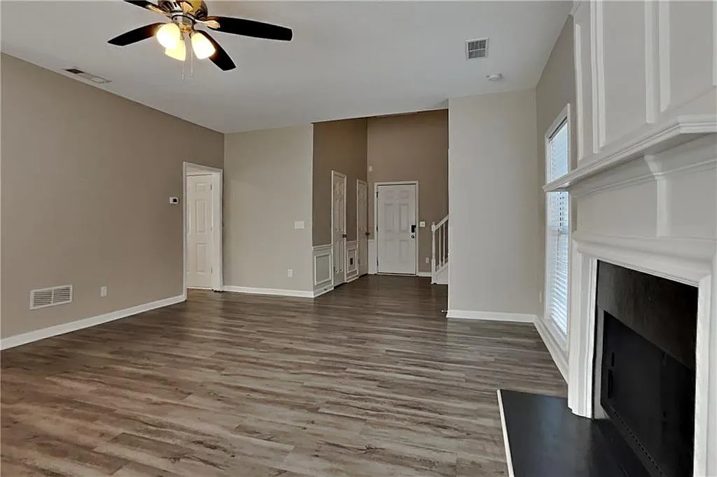 3 bed, 2.5 bath, 1976 sqft, $2,340 — Photo 2