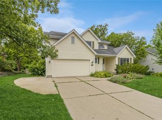 9314 Oakwood Dr, Urbandale, IA 50322