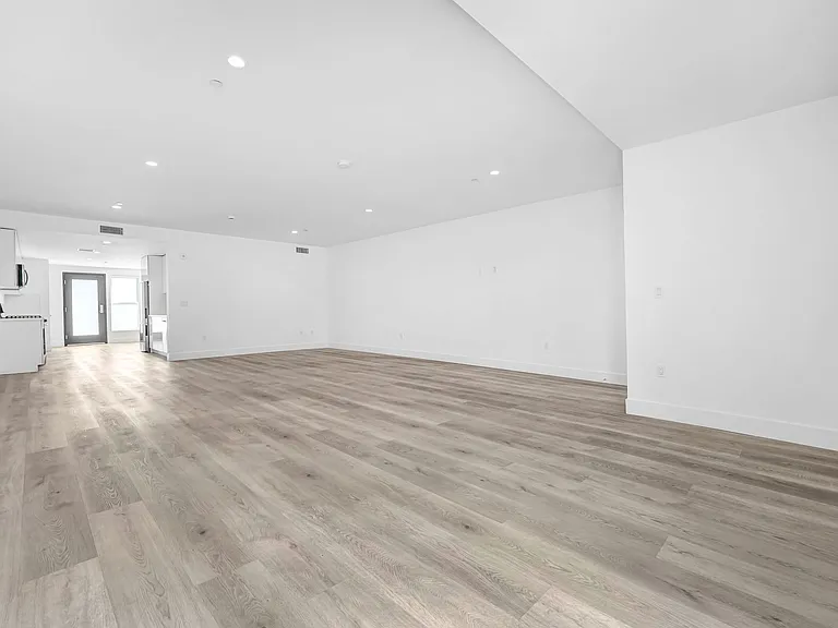 11700 Magnolia Blvd #205 — Photo 7