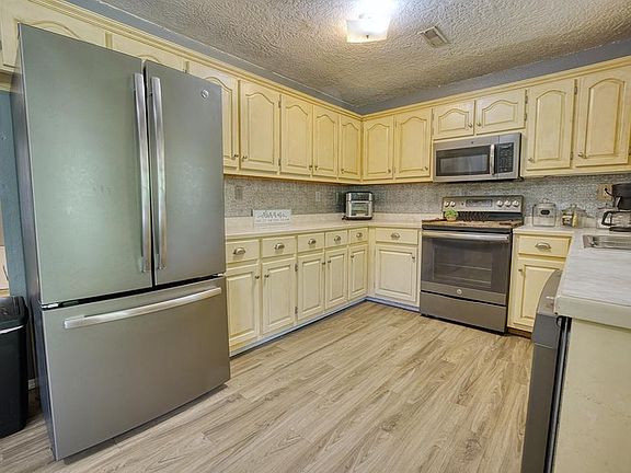 4th image of 802 N Alberta St
