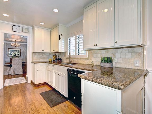 5th image of 3011 Rosemary Ln