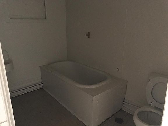 4th image of 1025 NE Jefferson Ave APT C
