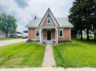 406 S 3rd St, Bellevue, IA 52031