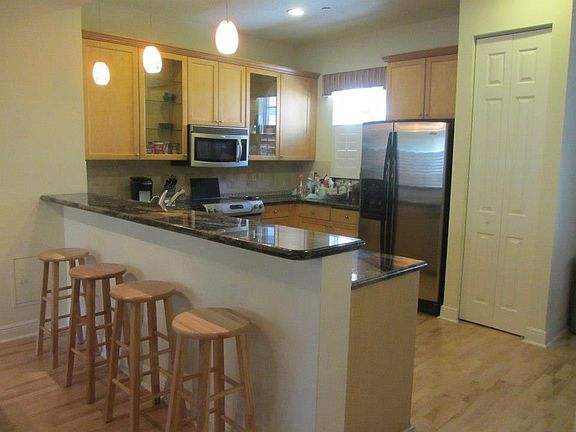 Kitchen w breakfast bar